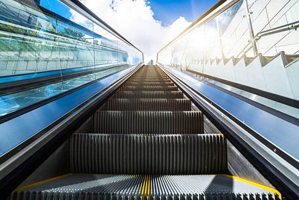 Repuestos de diversas marcas de elevadores y escaleras eléctricas.